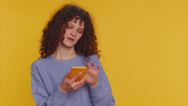 Wanita Yang Menggunakan Smartphone Mengetik Posting Baru Web Menunjukkan Jempol — Stok Video