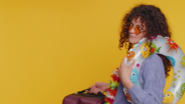 Happy Curly Haired Woman Sunglasses Hawaiian Lei Walking Luggage Bag — Video Stock