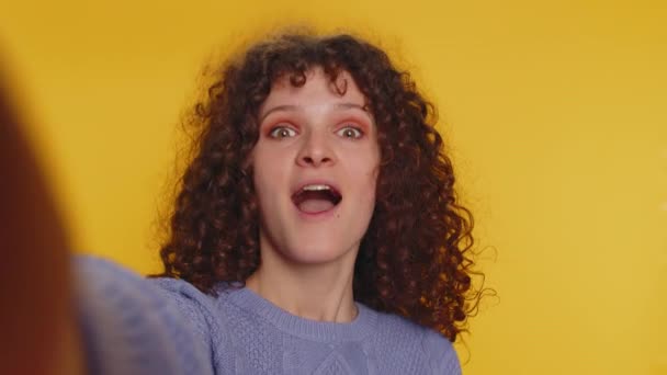Pov Selfie Portrait Happy Joyful Curly Haired Woman Shouting Raising — Stockvideo