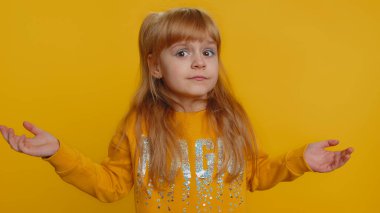 Duymak istemiyorum, dinle. Hüsrana uğramış, sinirli, süveter giyen, kulaklarını tıkayan, el kol hareketi yapan, rahatsız olmuş, genç bir kız öğrenci. Hayır, hoş olmayan gürültülü sesleri görmezden gelme tavsiyesinden kaçınan. Genç bayan çocuk.