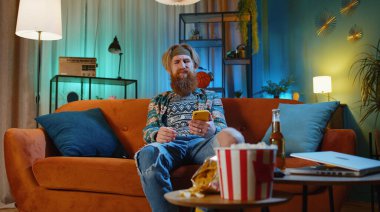 Üzgün sakallı, kızıl saçlı hippi akıllı telefon daktilo kullanıyor. Ani piyango sonuçlarını kaybediyor. Kötü haber, servet kaybı, başarısızlık, teslim tarihi. Akşam evindeki kanepede oturan kızıl saçlı genç.