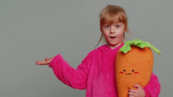 Счастливая Девочка Показывает Большими Пальцами Пустое Место Рекламное Пространство Коммерческого — стоковое видео
