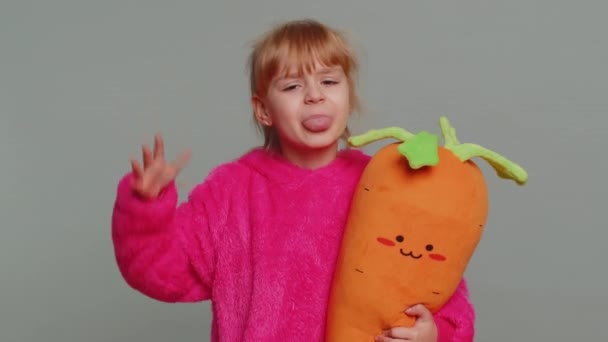 Χαρούμενη Αστεία Νεαρή Προ Έφηβη Παιδί Κορίτσι Δείχνει Γλώσσα Κάνοντας — Αρχείο Βίντεο