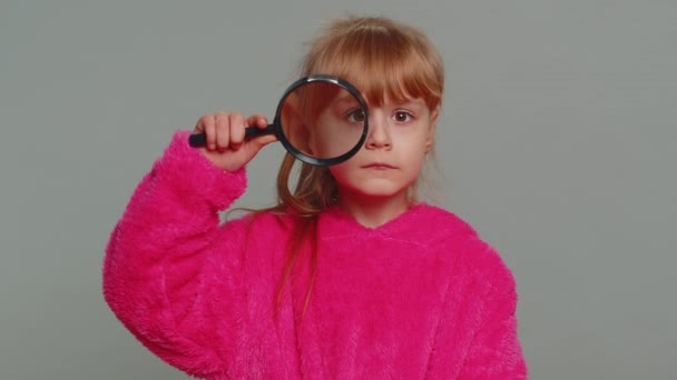 Curious Investigator Researcher Scientist Young Preteen Child Girl Kid Holding — Vídeo de Stock