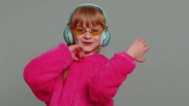 Happy Preteen Child Girl Kid Listening Music Headphones Dancing Disco — Vídeo de Stock