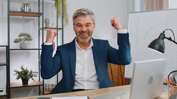 Боже Мой Вау Счастливый Изумленный Зрелый Бизнесмен Работающий Ноутбуке Шокированный — стоковое фото