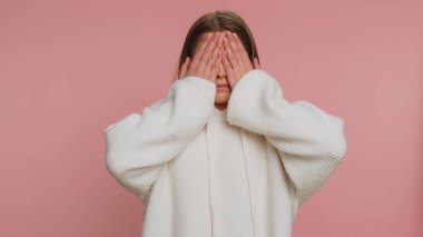 Ona bakmak istemiyorum, çok kötü. Güzel, şaşkın, bin yıllık bir kadın, elleri ile gözlerini kapatıyor. Durma hareketi gösteriyor. Kafası karışmış, utangaç, izlemekten korkuyor. Genç yetişkin kız pembe stüdyo geçmişinde tek başına izole edilmiş.