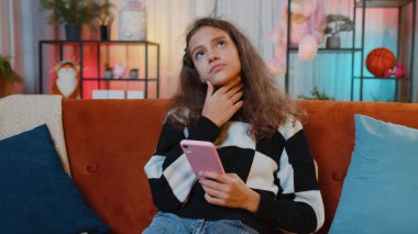 Ergenlik çağındaki bir kız, internet üzerinden akıllı telefon sosyal medya uygulamaları üzerinden rahatlama filmi ve haber içerikli mesajlar atıyor. Küçük çocuk, çocuk gece evde oturuyor oyun odasında turuncu koltukta oturuyor.