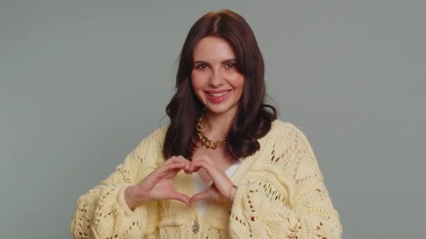 Woman Love Smiling Pretty Woman 20S Cardigan Use Makes Heart — Vídeo de Stock