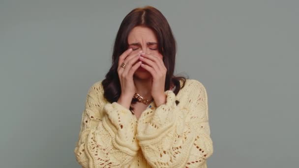 Разочарованная Красивая Молодая Женщина Кардигане Вытирает Слезы Плачет Отчаяния Будучи — стоковое видео