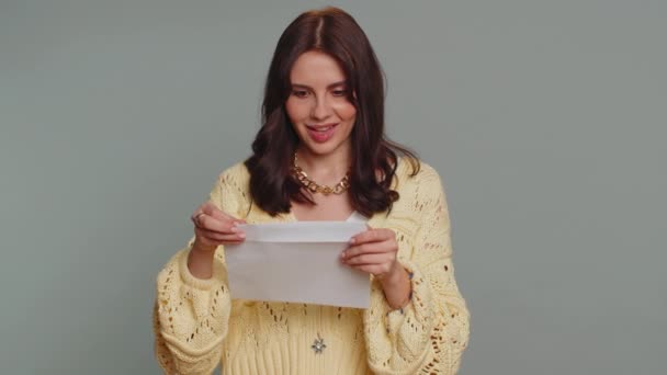 Zarfı Açan Güzel Kız Öğrenci Mektubu Çıkar Mutlu Hisset Kız — Stok video