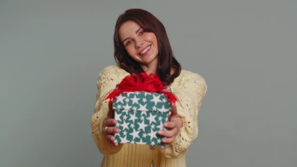 Θετική Χαμογελαστή Όμορφη Γυναίκα Που Παρουσιάζει Κουτί Δώρου Γενεθλίων Απλώνει — Αρχείο Βίντεο