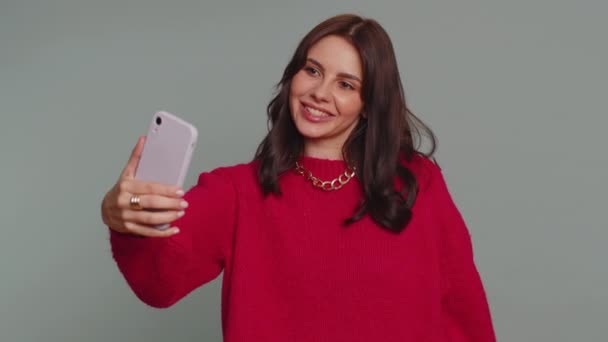 Όμορφη Νεαρή Γυναίκα Influencer Blogger Λήψη Selfie Στο Smartphone Επικοινωνία — Αρχείο Βίντεο