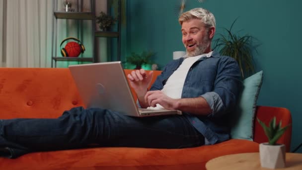 God Wow Surprised Mature Man Use Laptop Computer Receive Good — Stock videók