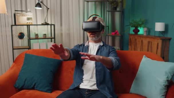 Muž Pomocí Futuristické Technologie Virtuální Reality App Headset Helma Hrát — Stock video