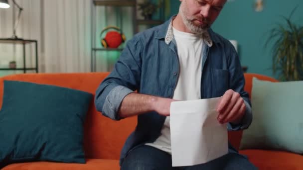 Hombre Feliz Abre Carta Del Sobre Leyéndola Promoción Anticipada Crecimiento — Vídeos de Stock