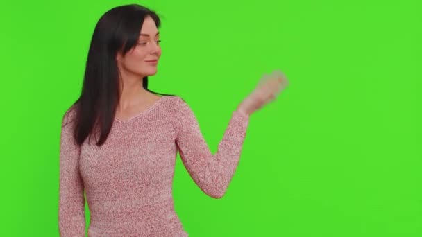Прекрасная Женщина Показывает Большие Пальцы Вверх Указывая Пустое Место Рекламные — стоковое видео