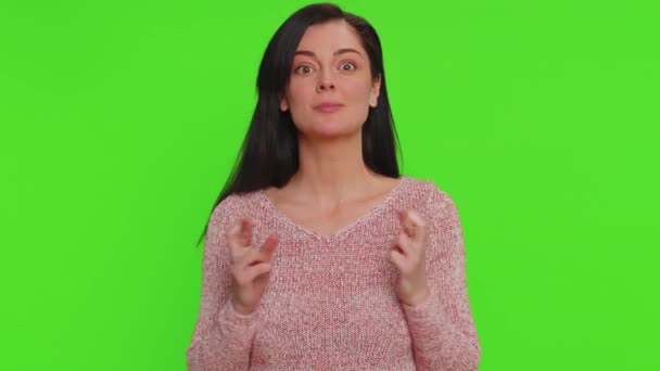 Щаслива Жінка Схрещеними Пальцями Кричачи Піднімаючи Кулаки Жесті Зробив Святкуючи — стокове відео