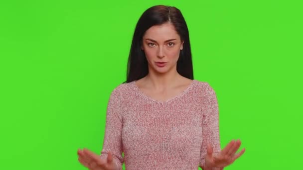 気をつけてね 若い女性は指のジェスチャーを警告し 危険を避けるために注意し アドバイスを与える 不承認記号を言う クロマキーの背景に隔離された女の子 — ストック動画