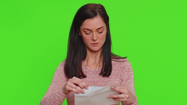 Jeune Jolie Étudiante Enveloppe Ouverte Sortir Lettre Lit Sentent Heureux — Video
