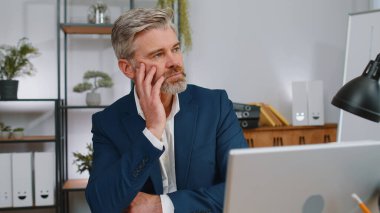 Stresli, üzgün, olgun iş adamı işini kaybediyor. İş yerinde maddi sorunlar yaşıyor. Hayal kırıklığına uğramış, orta yaşlı, kır saçlı, serbest çalışan bir adam. Para borcunu düşünüyor, bütçe kaybını düşünüyor. Fazla çalışma