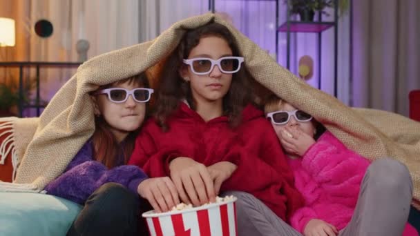 Excited Teenage Girl Little Toddler Child Sisters Plaid Eating Popcorn — Vídeo de Stock