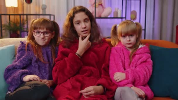 Dislike Upset Teenage Child Little Sisters Kids Show Thumbs Sign — Wideo stockowe