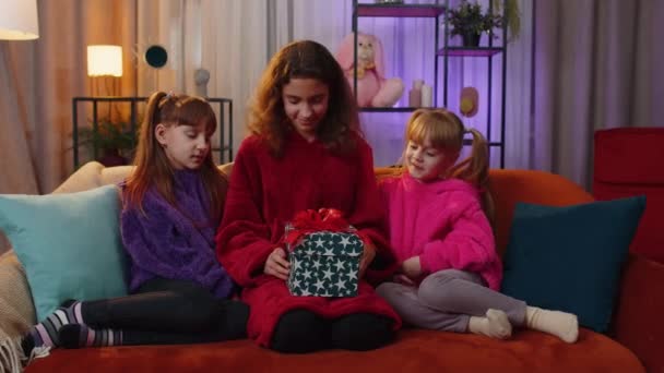 Happy Teen Girl Toddler Child Sisters Opening Christmas Gift Box — Vídeo de Stock