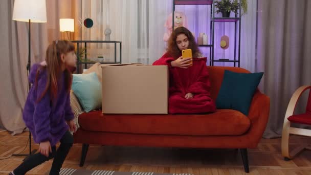Little Girls Playing Hide Seek Peekaboo Game Hiding Cardboard Box — Video