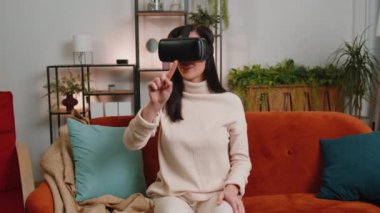 Sanal gerçeklik teknolojisi kullanan VR uygulama başlık simülasyonu 3D 360 video oyunu simülasyonu yapan bir kadın. Kanepede oturan gözlüklü kız. Geçiş yakınlaştırma etkisi