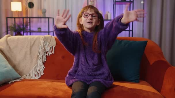Gadis Toddler Tersenyum Ramah Pada Kamera Dan Melambaikan Tangan Isyarat — Stok Video