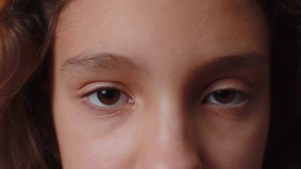 Potret Makro Close Ekstrem Wajah Gadis Tersenyum Remaja Mata Anak — Stok Video