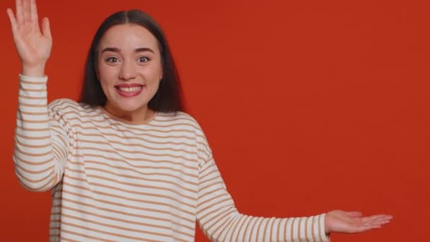 Dejlig Kvinde Pullover Viser Tommelfingre Peger Tom Plads Reklame Område – Stock-video