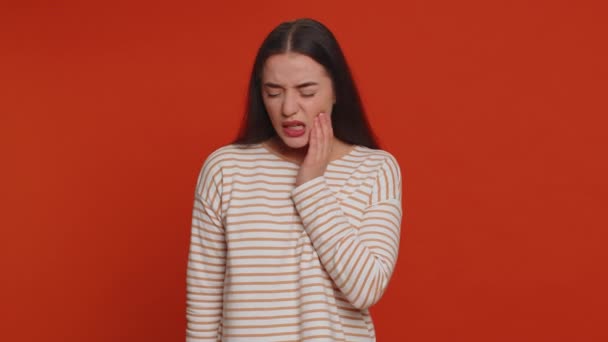 Хипстер Красивая Женщина Трогает Больную Щеку Страдающую Зубной Болью Полости — стоковое видео
