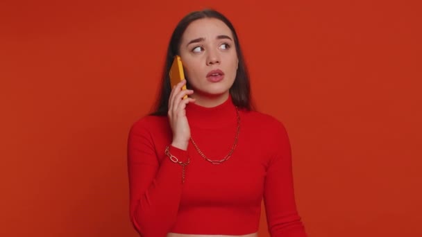 Wanita Cantik Lelah Mengantuk Freelancer Berbicara Ponsel Dengan Teman Membuat — Stok Video