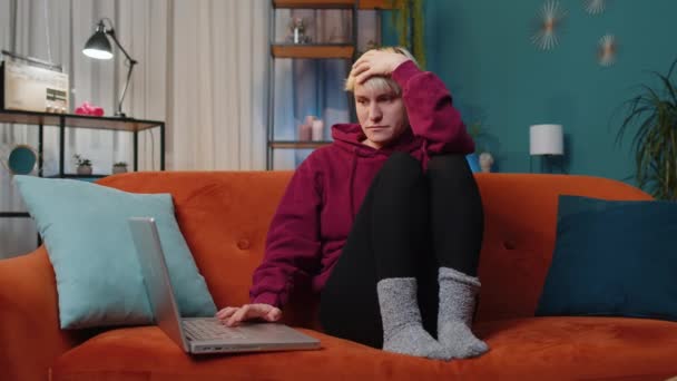 Displeased Woman Short Blonde Hair Use Laptop Typing Browsing Working — Αρχείο Βίντεο