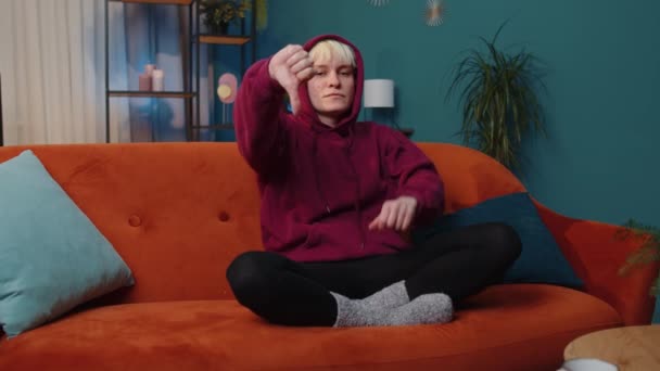 Tidak Suka Wanita Yang Marah Dengan Rambut Pendek Menunjukkan Gerakan — Stok Video