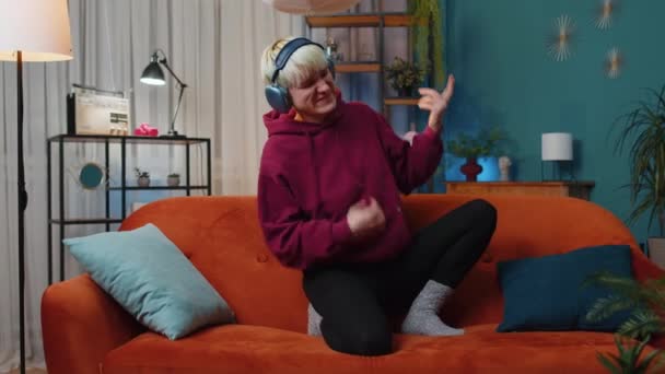 Rocker Woman Short Hair Wireless Headphones Relaxing Home Dancing Couch — Vídeo de Stock