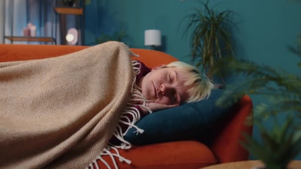 Втомилася Молода Жінка Коротким Світлим Волоссям Лежачи Ліжку Відпочиваючи Вдома — стокове відео
