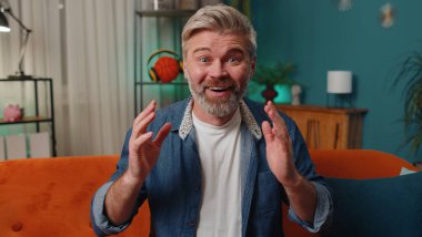 Aman Tanrım, vay canına. Evdeki koltukta oturan orta yaşlı bir adam sürpriz bir zafer, iyi bir galibiyet haberi ve piyango talihini kutluyor. Akşam odasındaki yaşlı adam çok heyecanlı.