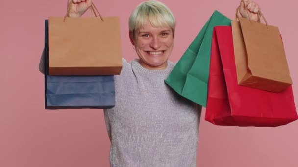 Happy Tourist Woman Short Hair Showing Shopping Bags Advertising Discounts — Stock Video