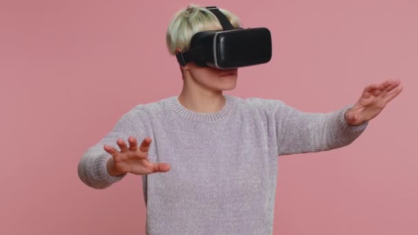 Mujer Joven Usando Casco Auriculares Para Jugar Aplicación Juego Simulación — Vídeo de stock