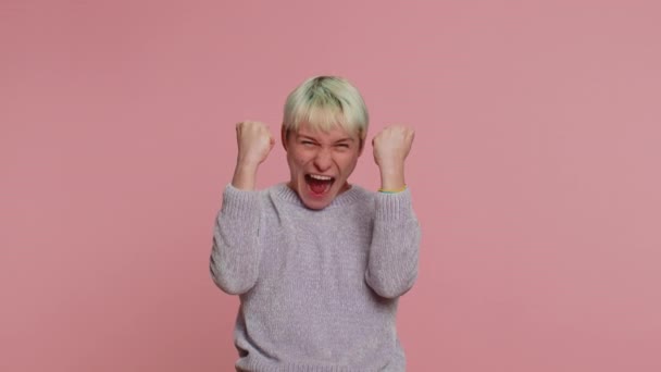 Happy Joyful Woman Short Hair Shouting Raising Fists Gesture Did — Αρχείο Βίντεο