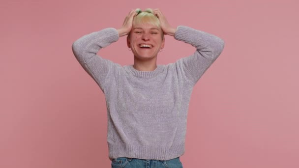 Woman Short Hair Laughing Out Loud Hearing Ridiculous Anecdote Funny — Stok Video