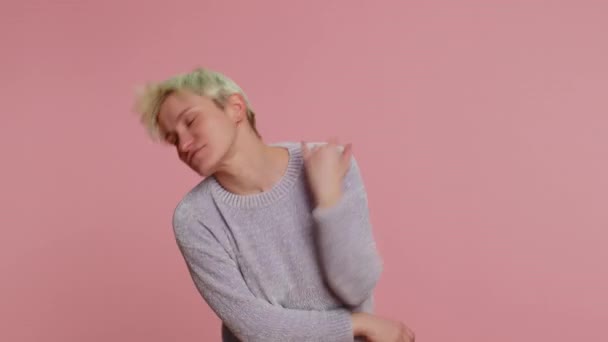 Millennial Woman Short Green Hair Listening Music Smiling Dancing Disco — Stockvideo