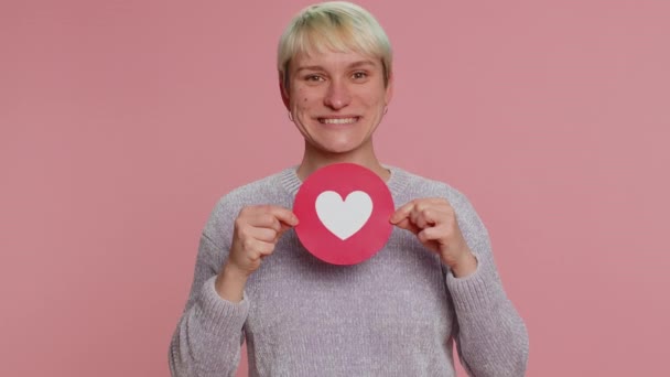 Woman Short Hair Show Heart Banner Inscription Agrees Something Gives — Stock videók