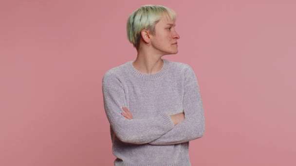 Offended Millennial Woman Short Green Hair Having Misunderstanding Frustrated Quarrel — Αρχείο Βίντεο