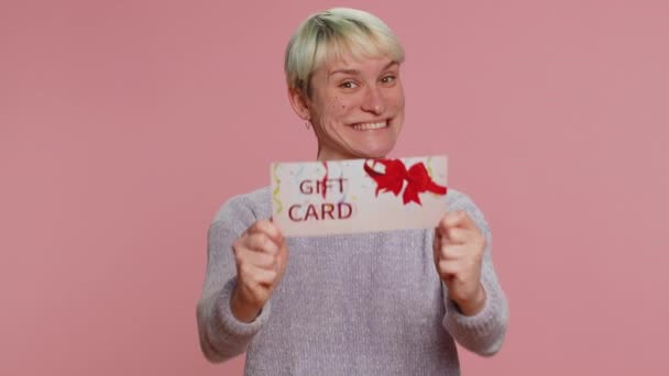 Young Woman Short Blonde Hair Showing Pointing Gift Discount Certificate — Vídeo de stock
