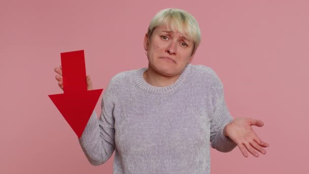 Rozrušená Mladá Žena Ukazující Červenou Šipku Dolů Koncept Degradace Neúspěšný — Stock video