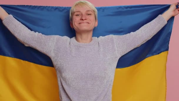 Woman Short Hair Hold Ukraine National Flag Hoping Success Smiling — Stock video